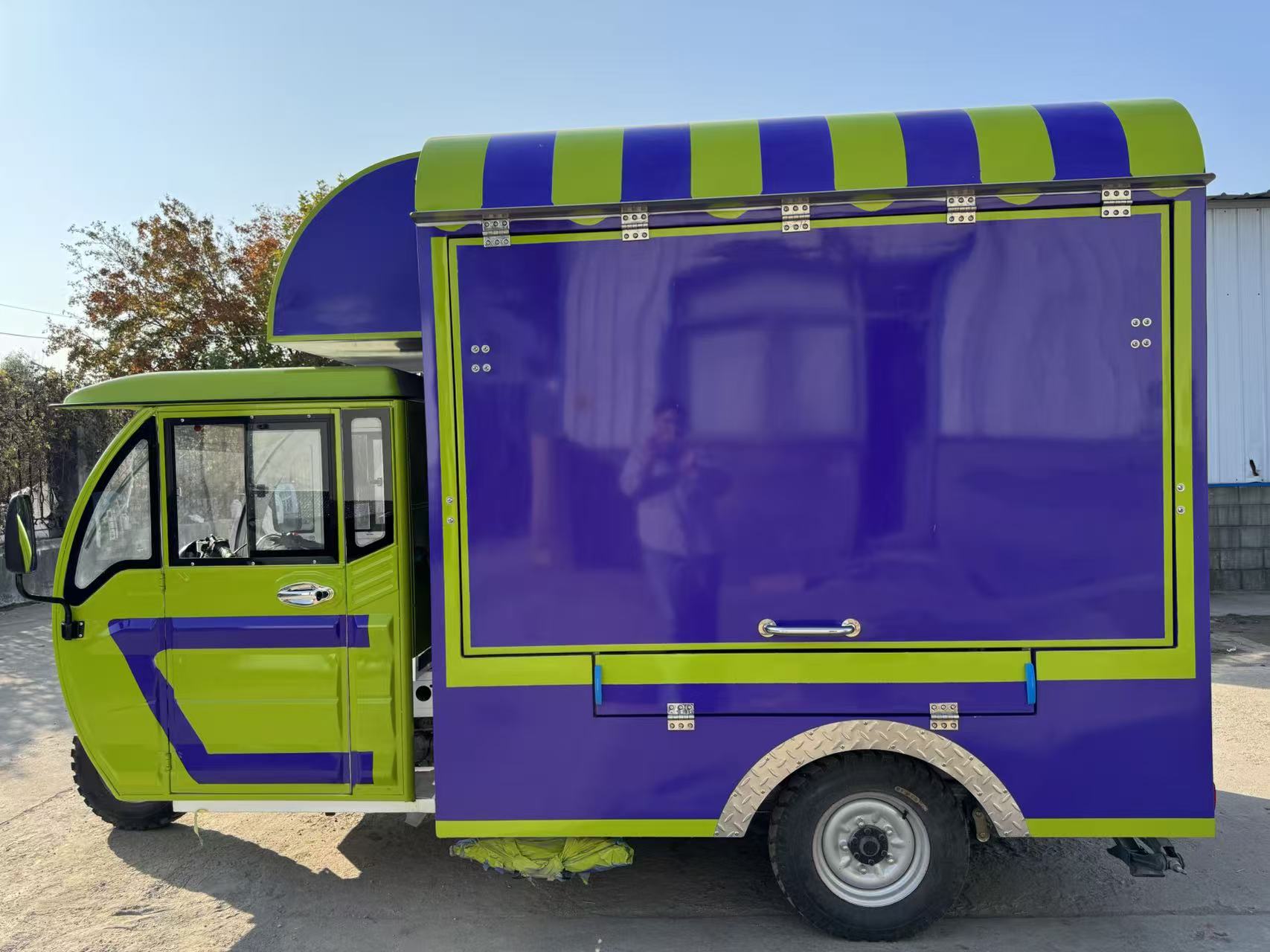 Purple and green color contrast mobile catering vehicle, electric three-wheeled mobile food truck, street snack business equipment