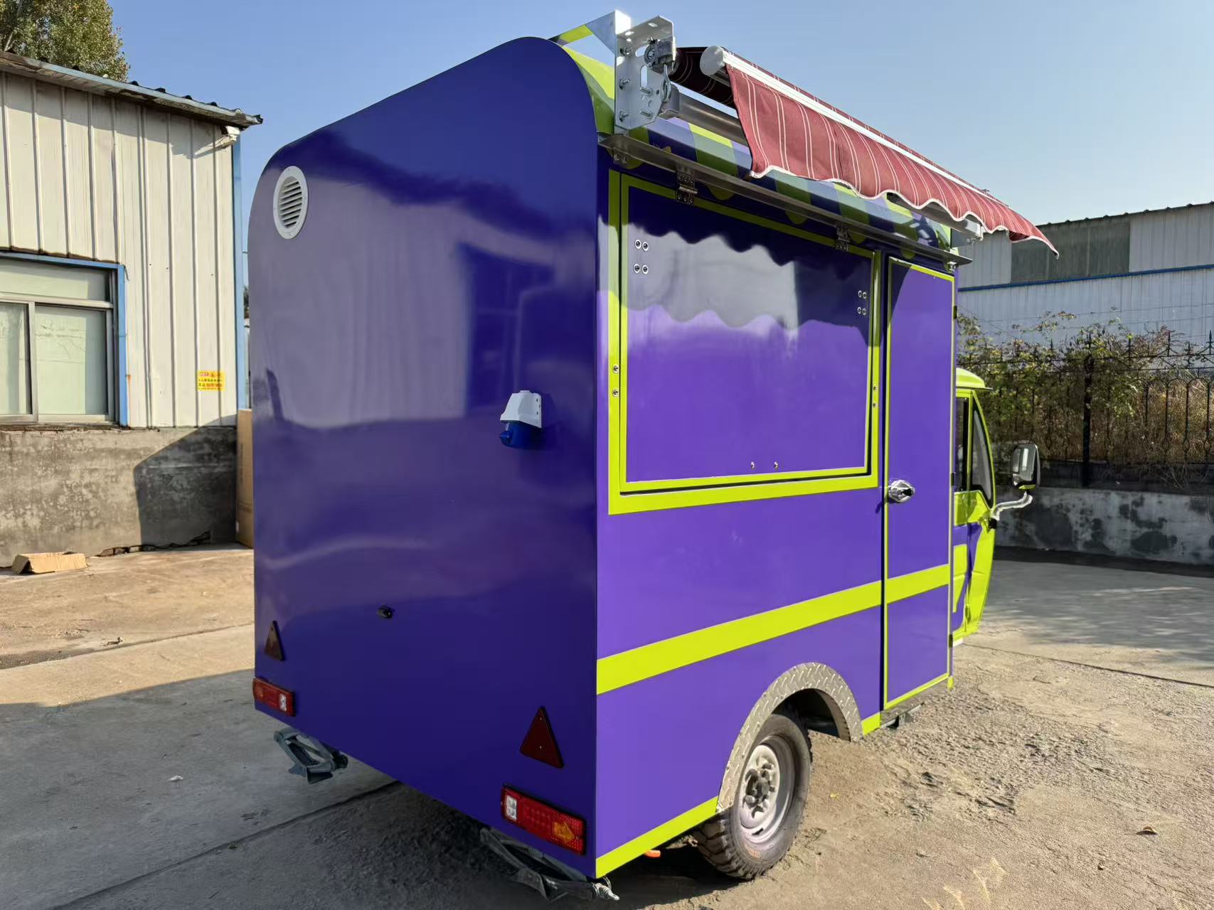 Purple and green color contrast mobile catering vehicle, electric three-wheeled mobile food truck, street snack business equipment