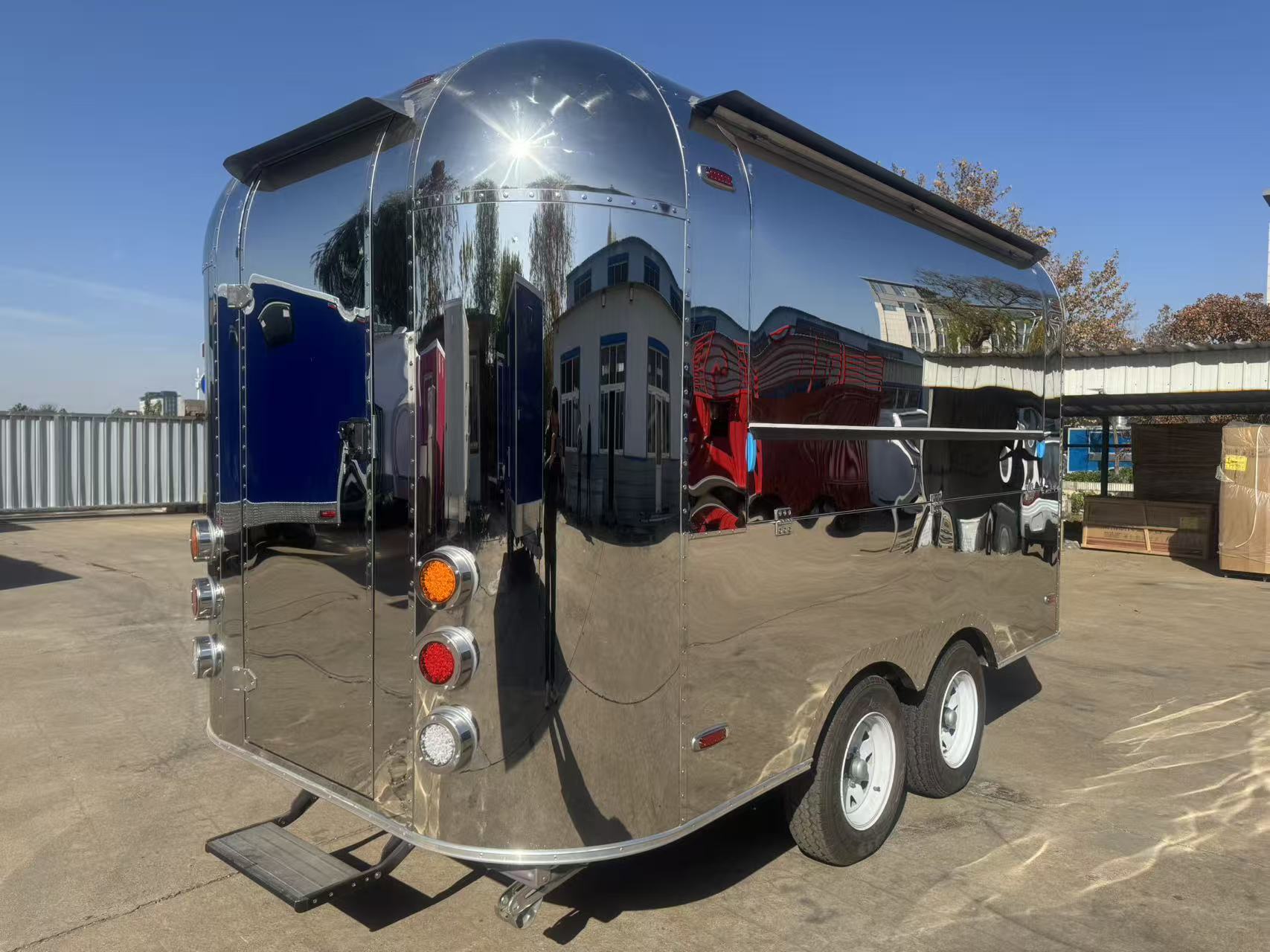 Mirror-finish stainless steel mobile food truck, multi-functional mobile food truck, commercial snack and fast food sales trailer