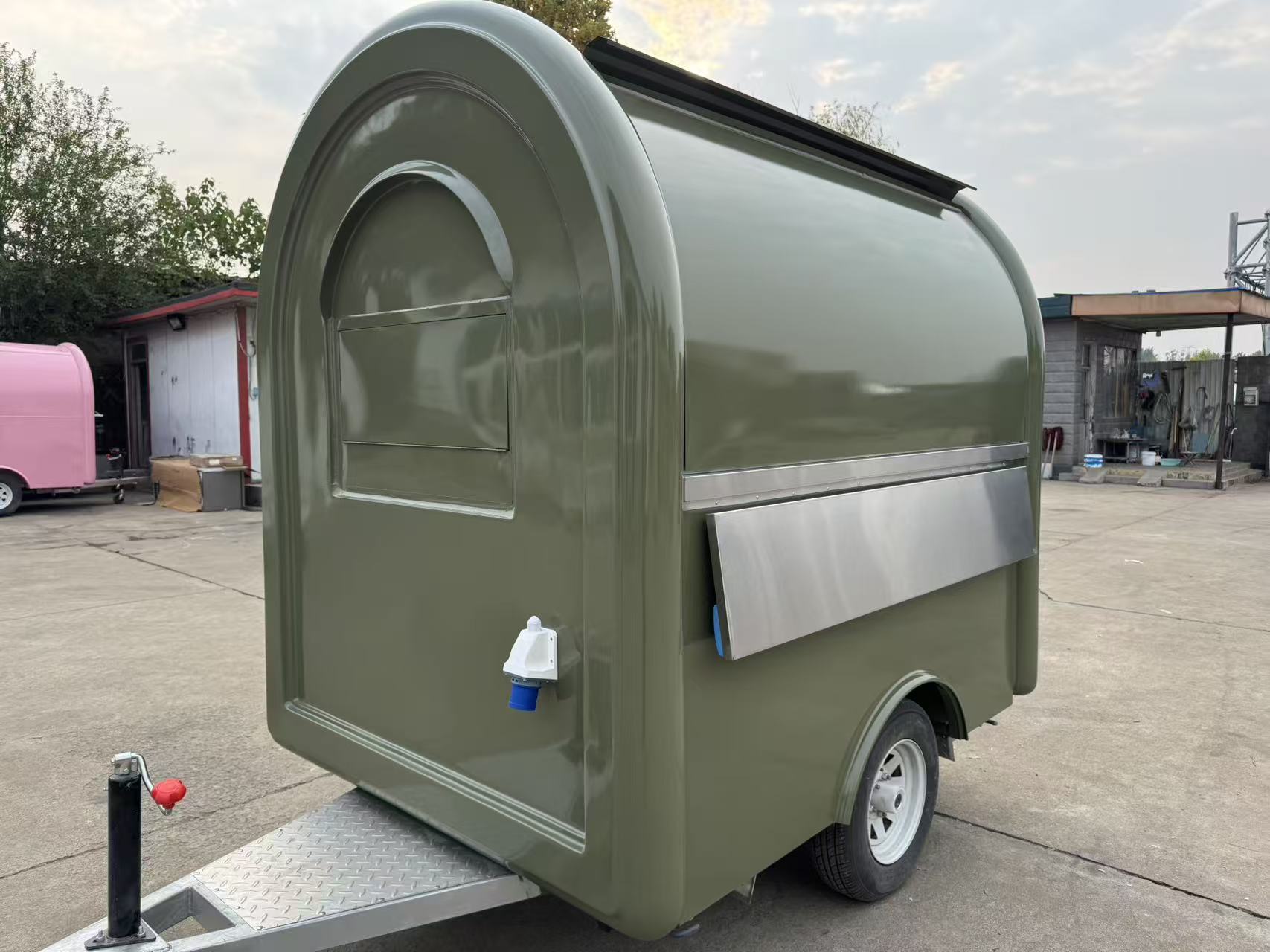 The retro military green mobile food truck with a streamlined appearance is a small mobile food trailer, making it an ideal choice for starting a business and making profits by setting up a stall