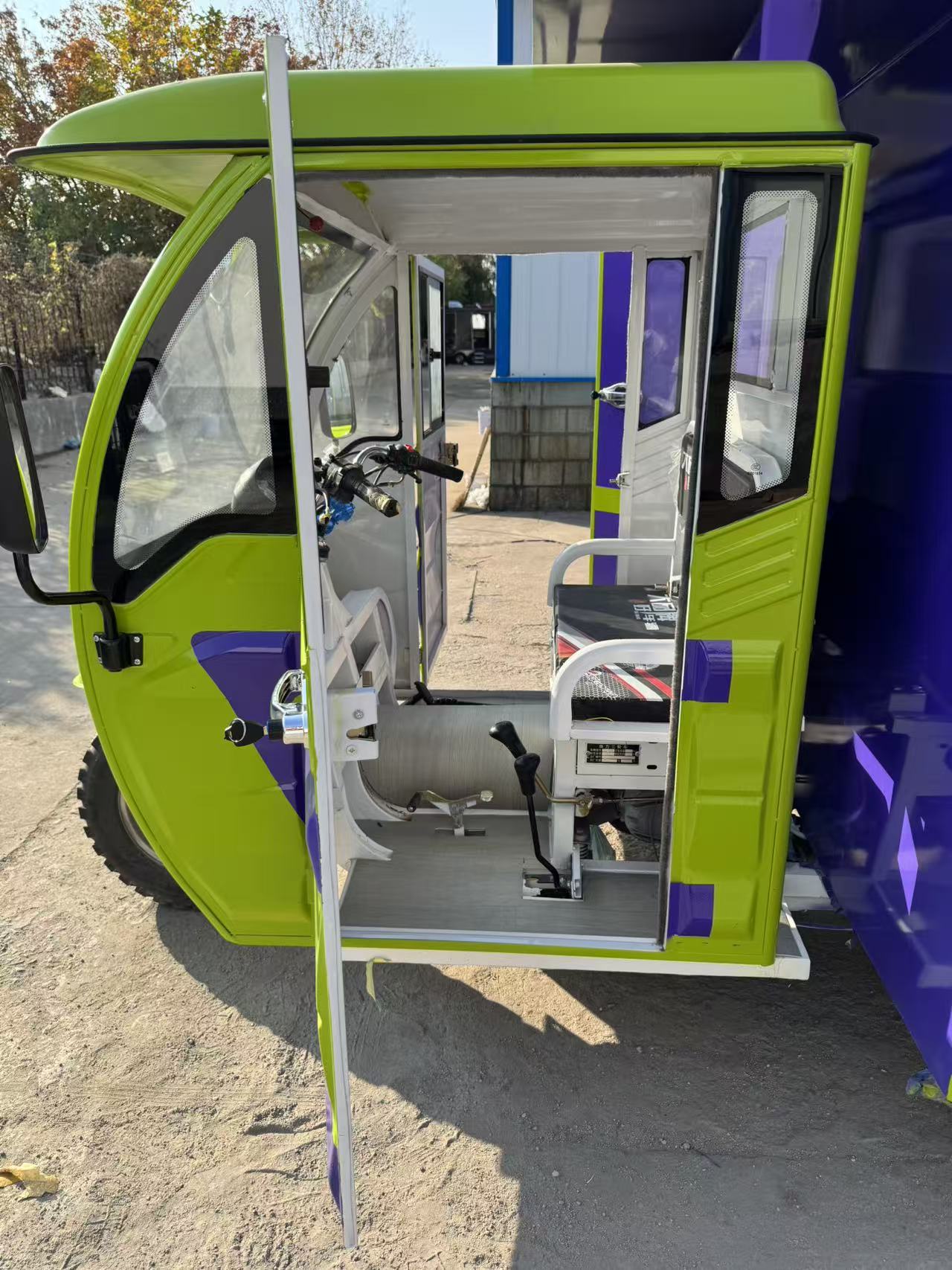 Purple and green color contrast mobile catering vehicle, electric three-wheeled mobile food truck, street snack business equipment
