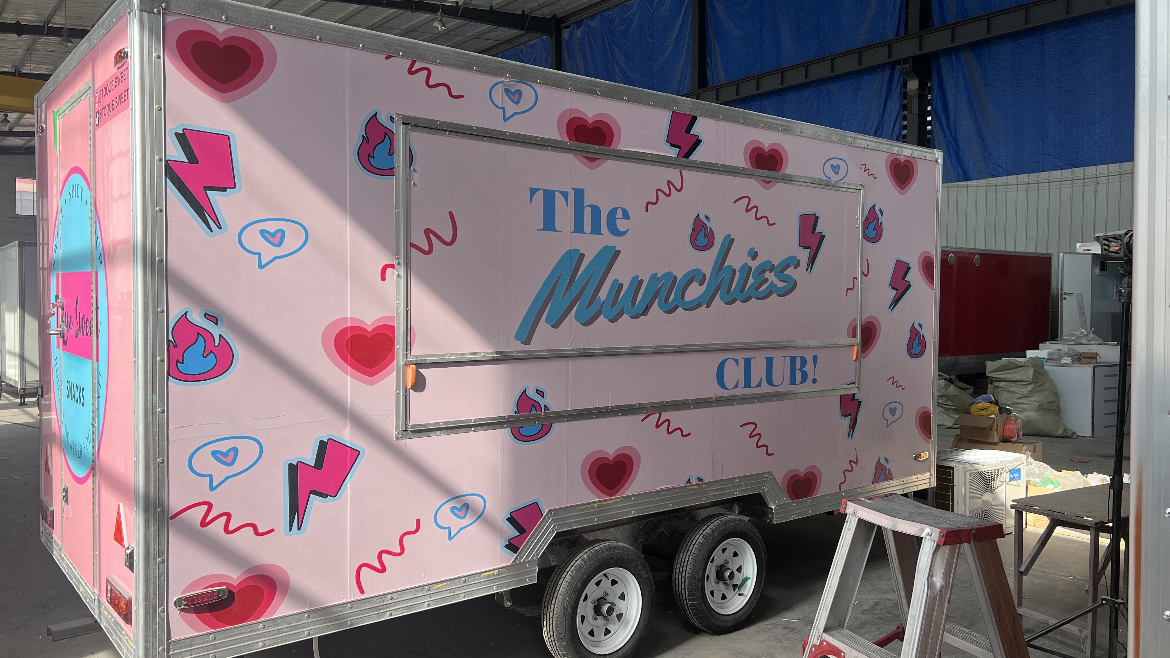 Pink cartoon snack trailer, mobile food truck, stall cart, customized pattern commercial mobile selling vehicle