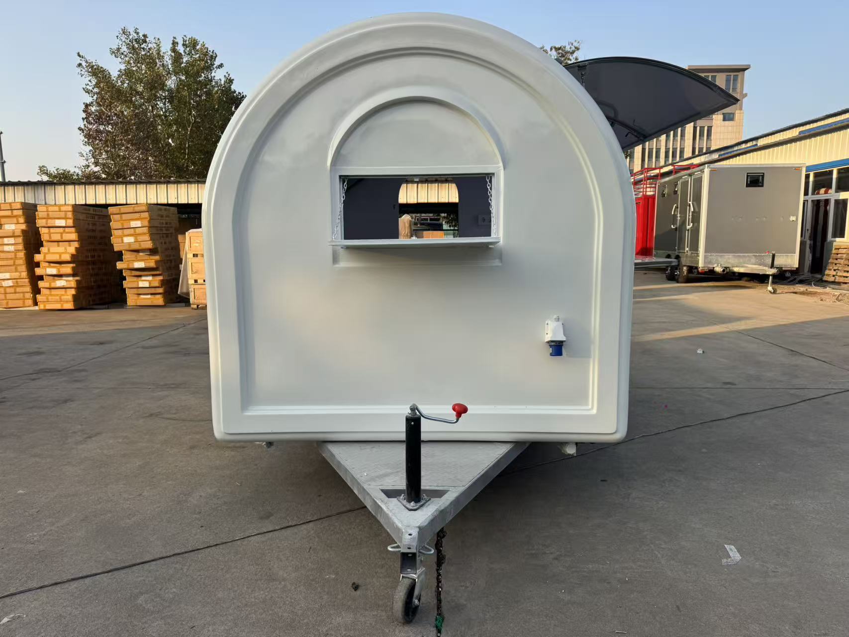 High-appearance-level arc-shaped mobile food truck, commercial food trailer, milk tea and snack mobile operation vehicle