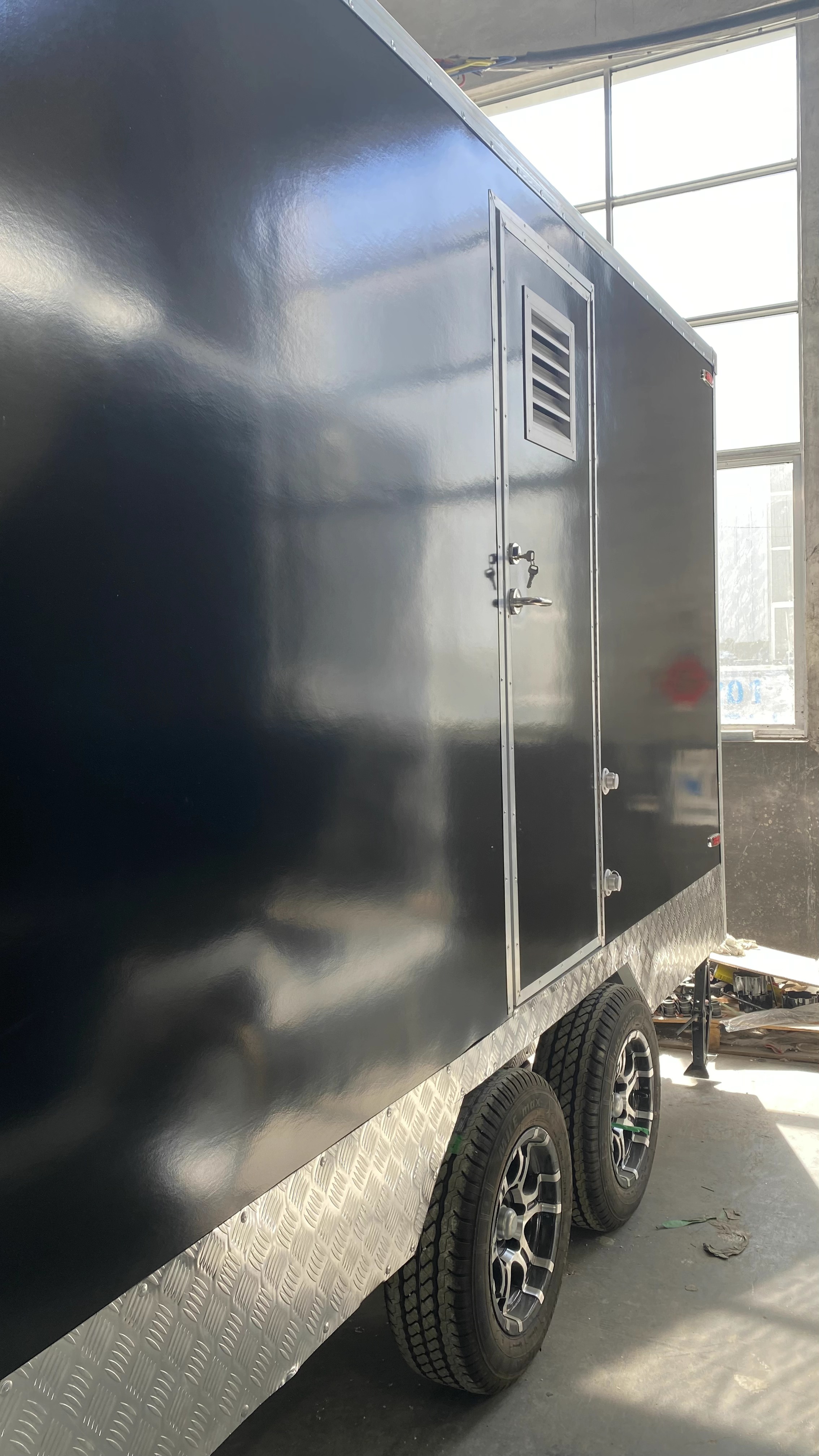 High-end mobile toilet trailer with staircase design. Commercial-grade mobile toilets are suitable for scenarios such as weddings, exhibitions, and celebrations