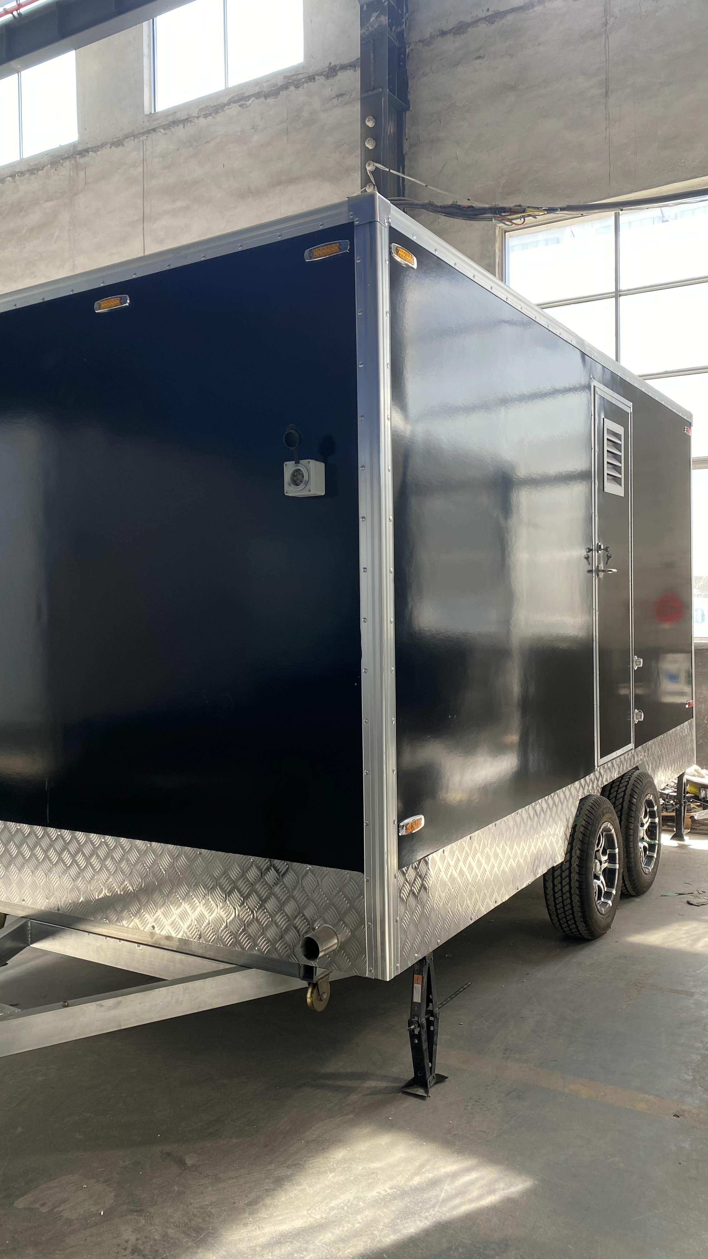 High-end mobile toilet trailer with staircase design. Commercial-grade mobile toilets are suitable for scenarios such as weddings, exhibitions, and celebrations