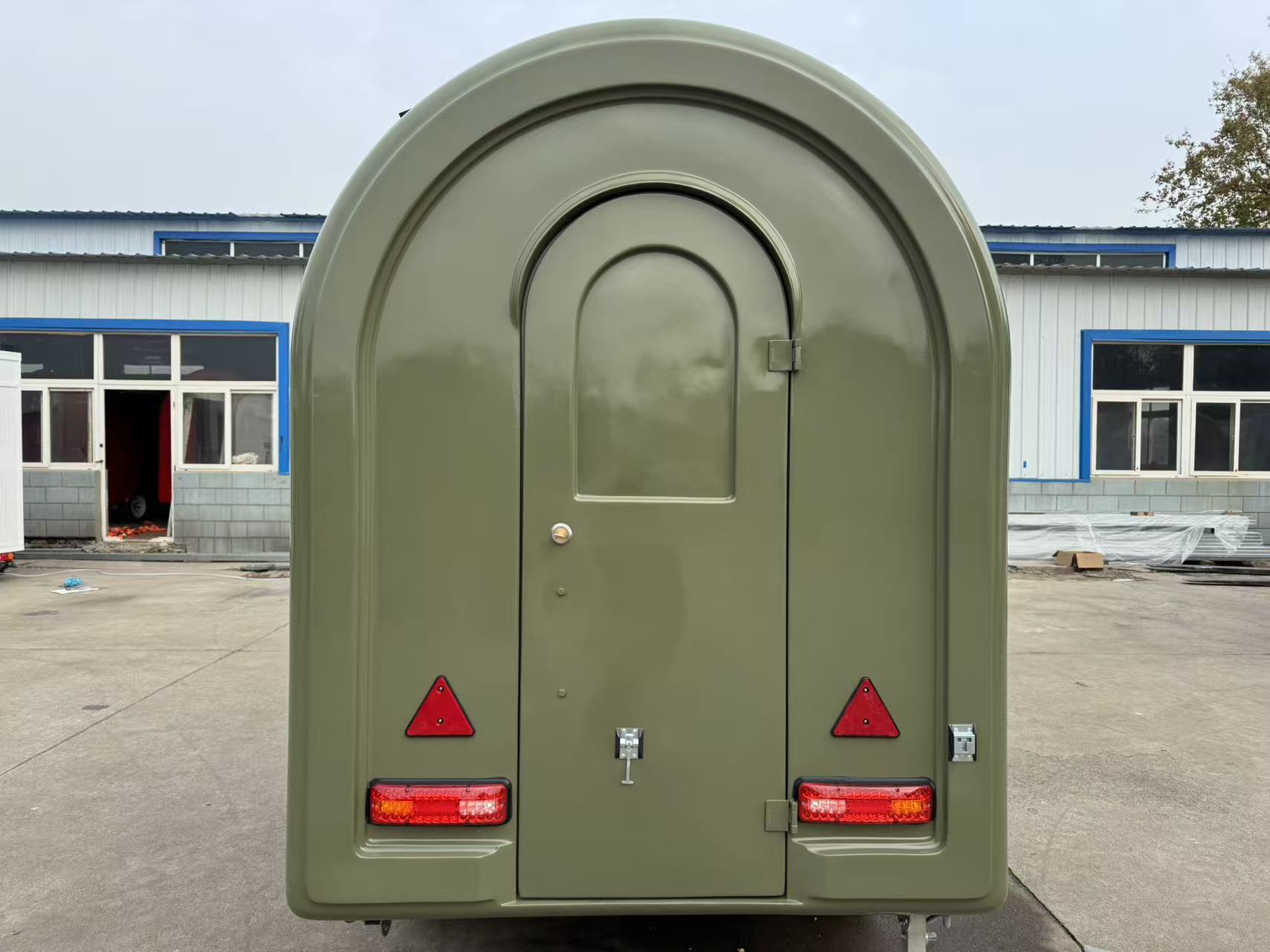 The retro military green mobile food truck with a streamlined appearance is a small mobile food trailer, making it an ideal choice for starting a business and making profits by setting up a stall