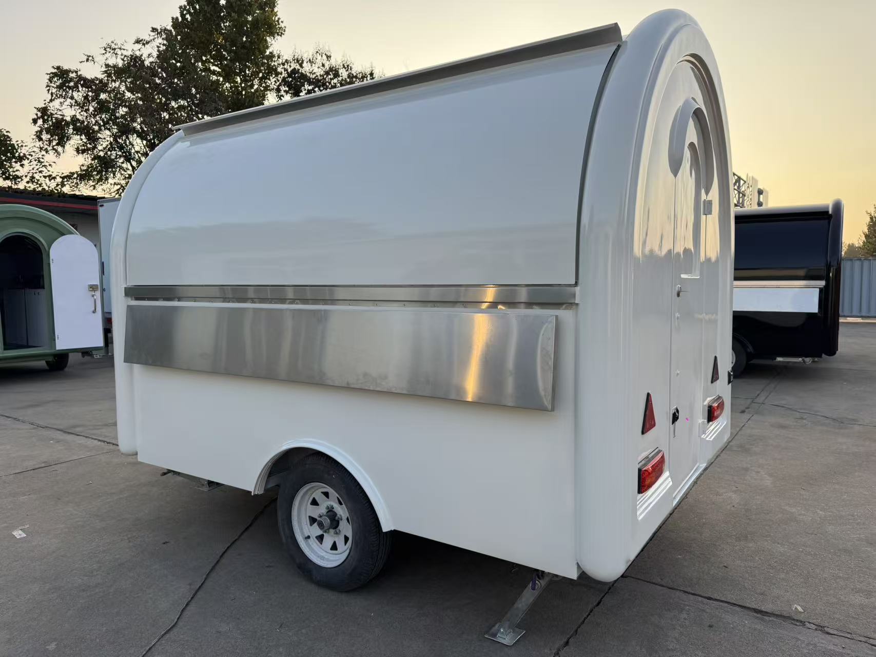 High-appearance-level arc-shaped mobile food truck, commercial food trailer, milk tea and snack mobile operation vehicle