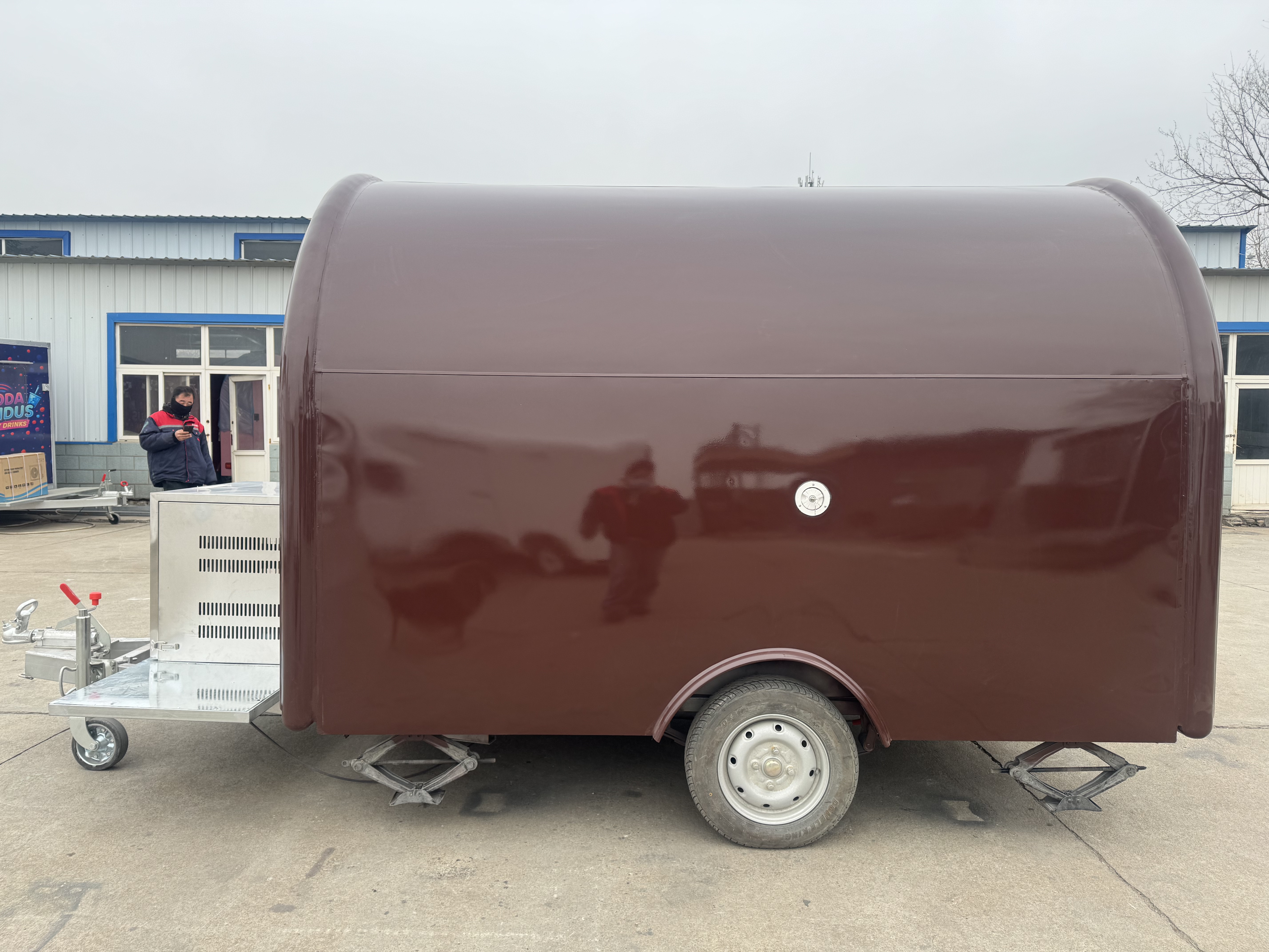 Retro wine red mobile food truck, a multi-functional mobile food sales trailer