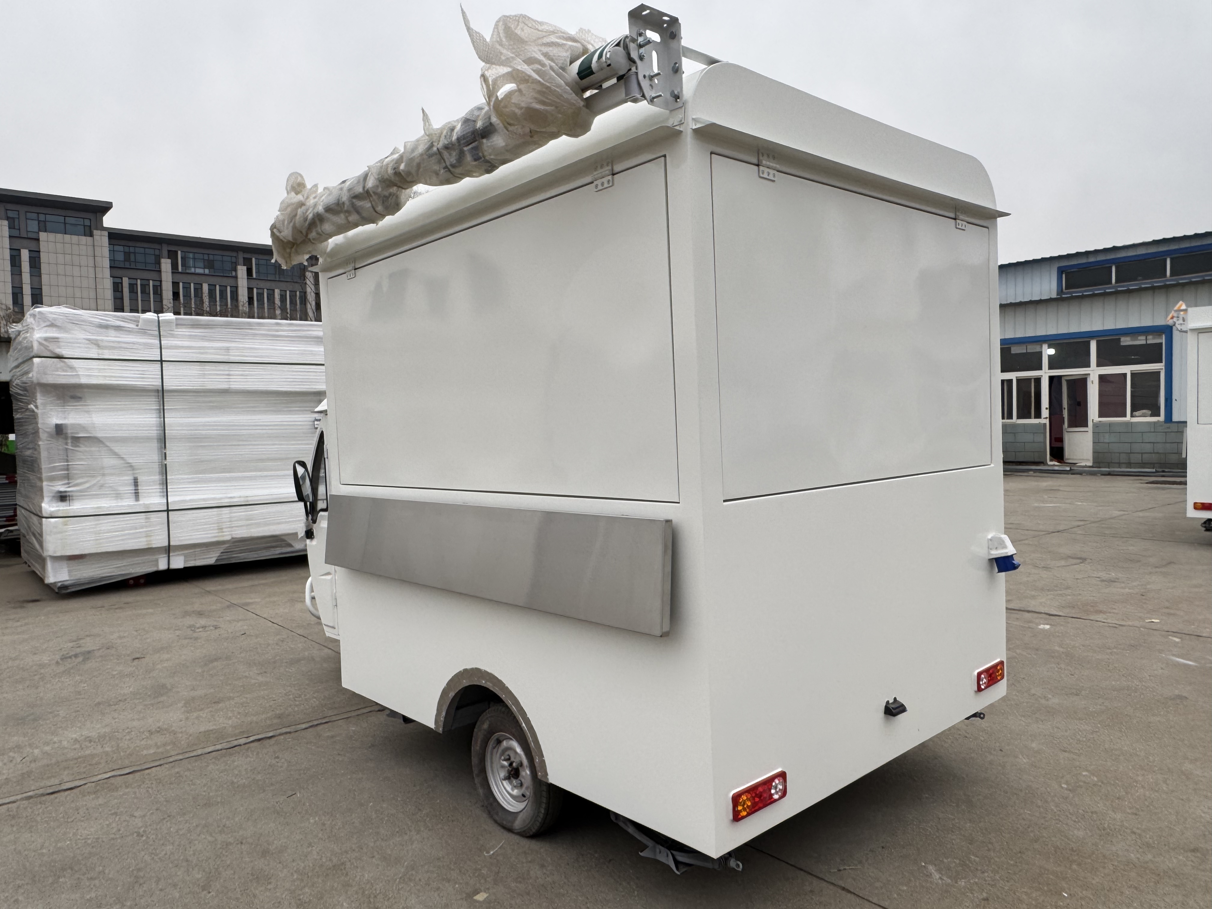 White electric three-wheeled mobile food truck, mobile snack and milk tea selling vehicle