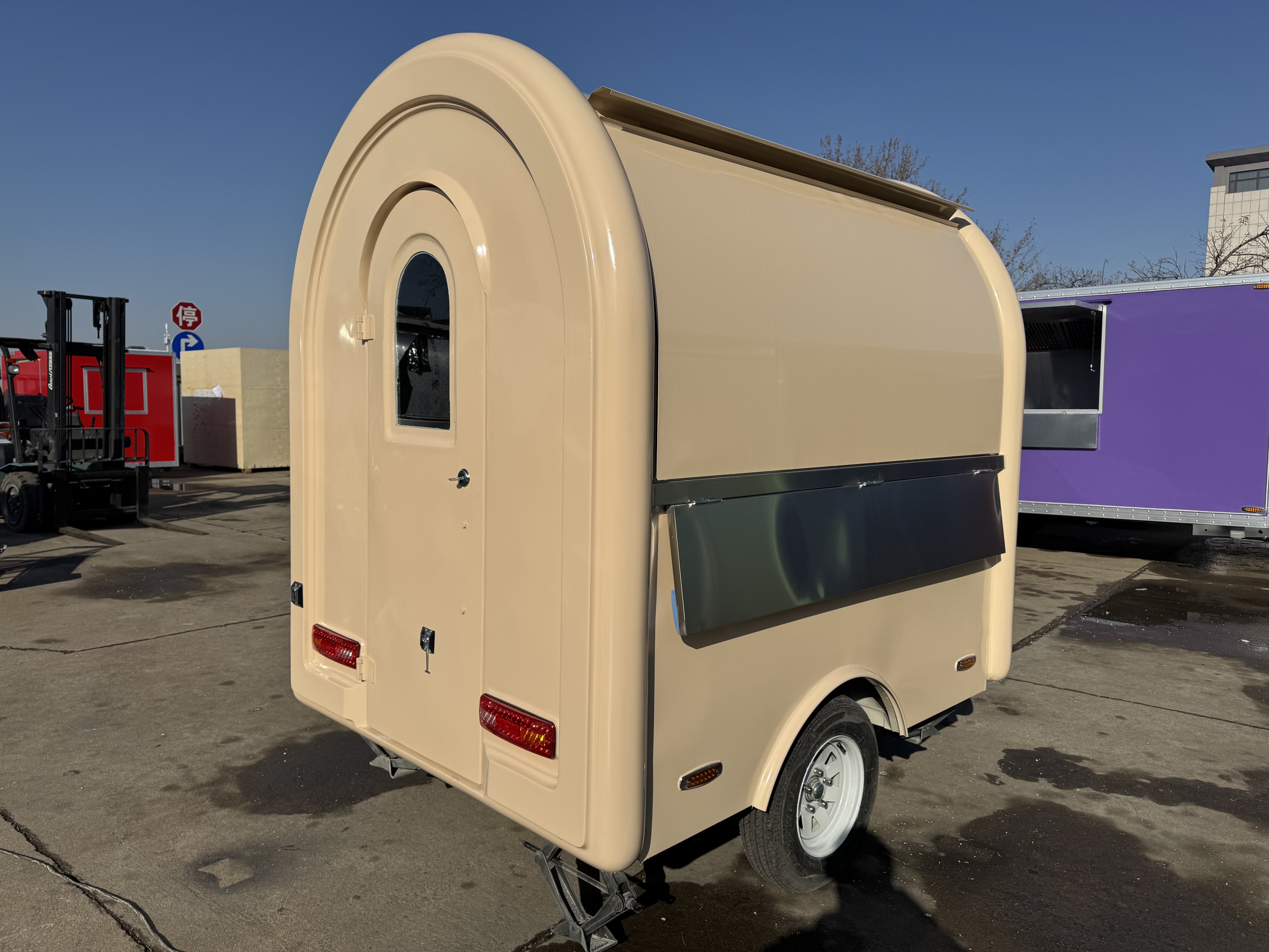 Cream-colored arc-shaped mobile food truck - a multi-functional mobile food truck for popular street food stalls