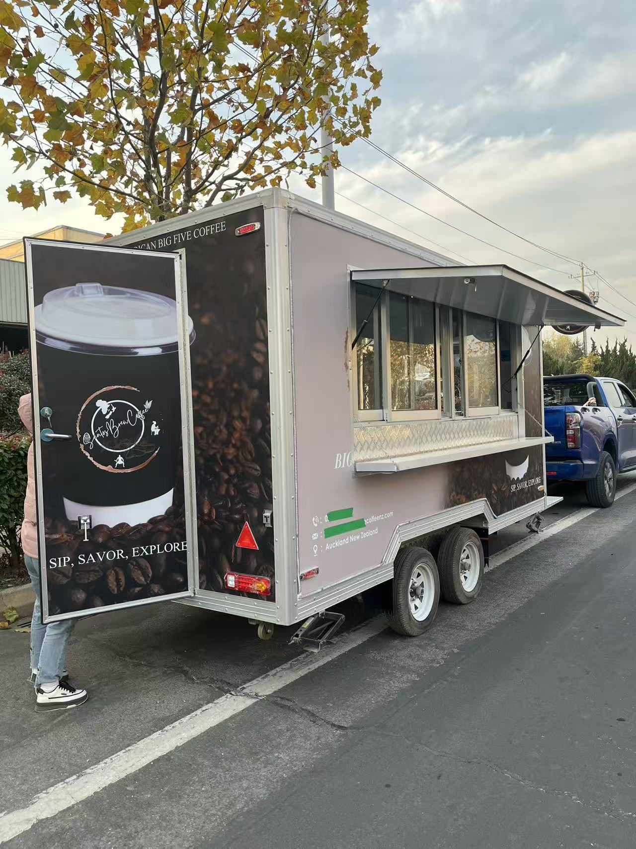 Commercial mobile coffee truck, multi-functional coffee sales trailer, mobile coffee truck, food truck and equipment integrated vehicle