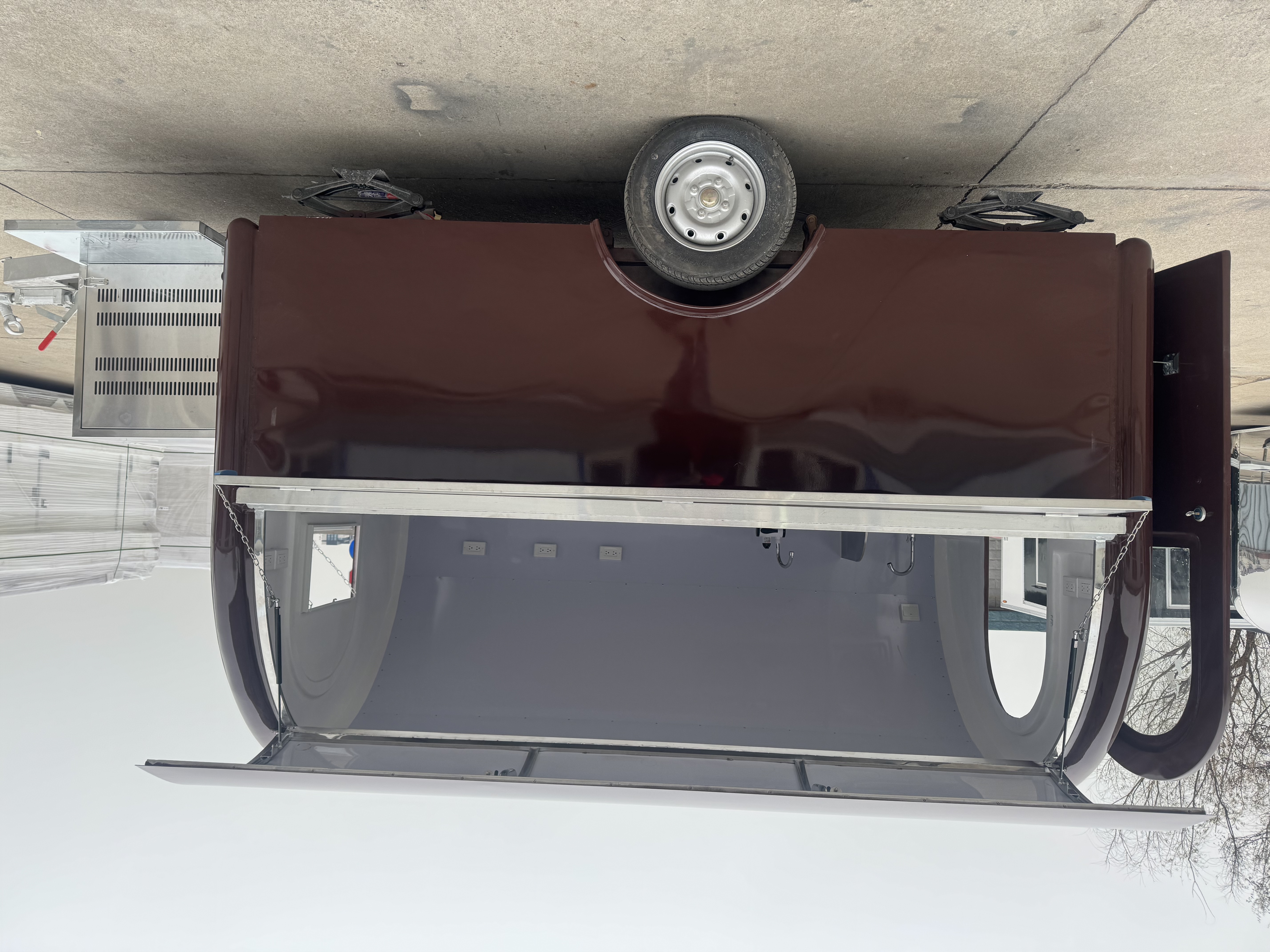 Retro wine red mobile food truck, a multi-functional mobile food sales trailer