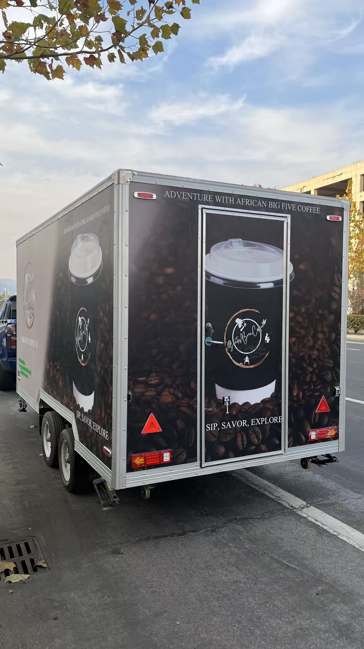 Commercial mobile coffee truck, multi-functional coffee sales trailer, mobile coffee truck, food truck and equipment integrated vehicle