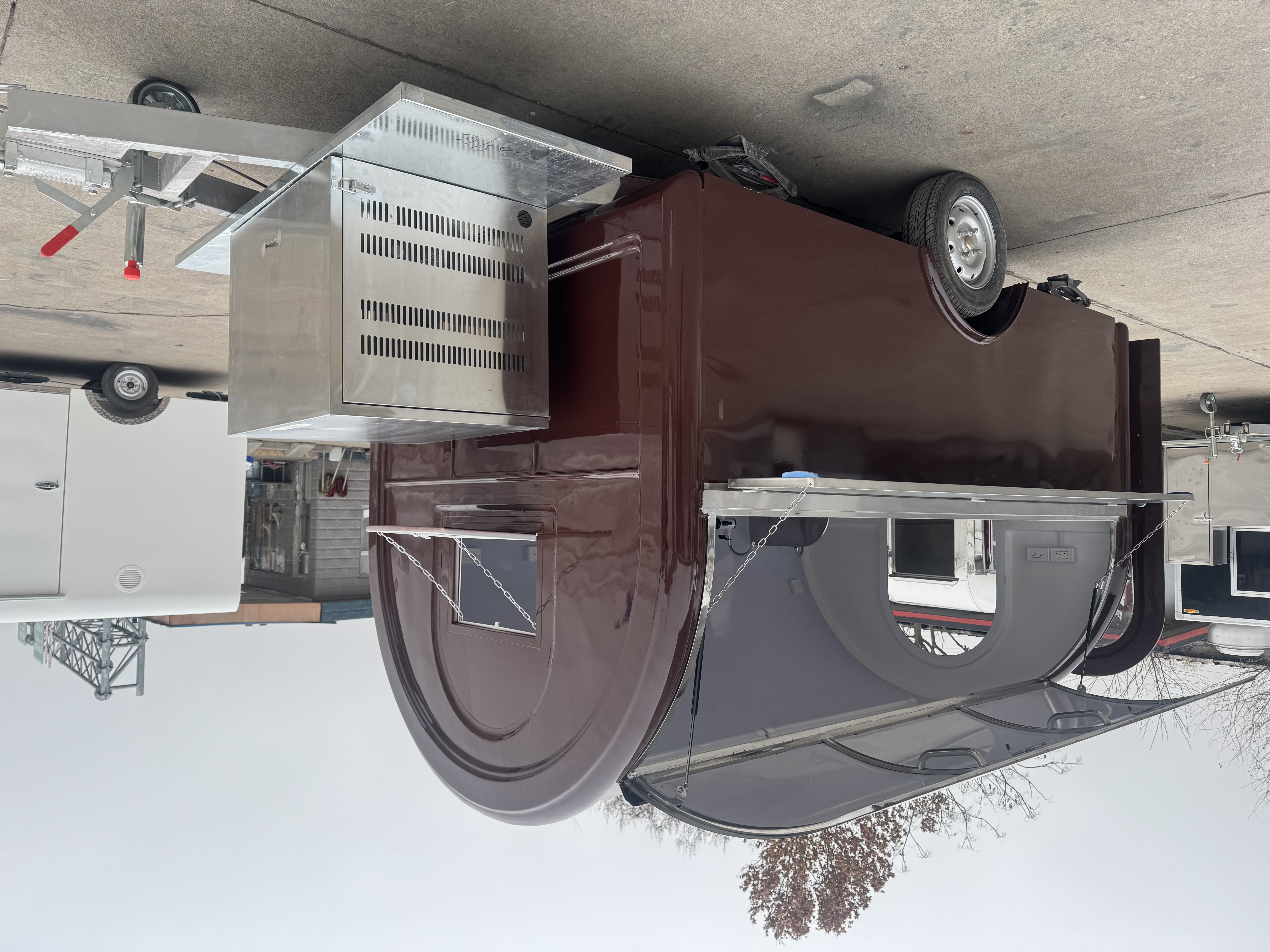 Retro wine red mobile food truck, a multi-functional mobile food sales trailer