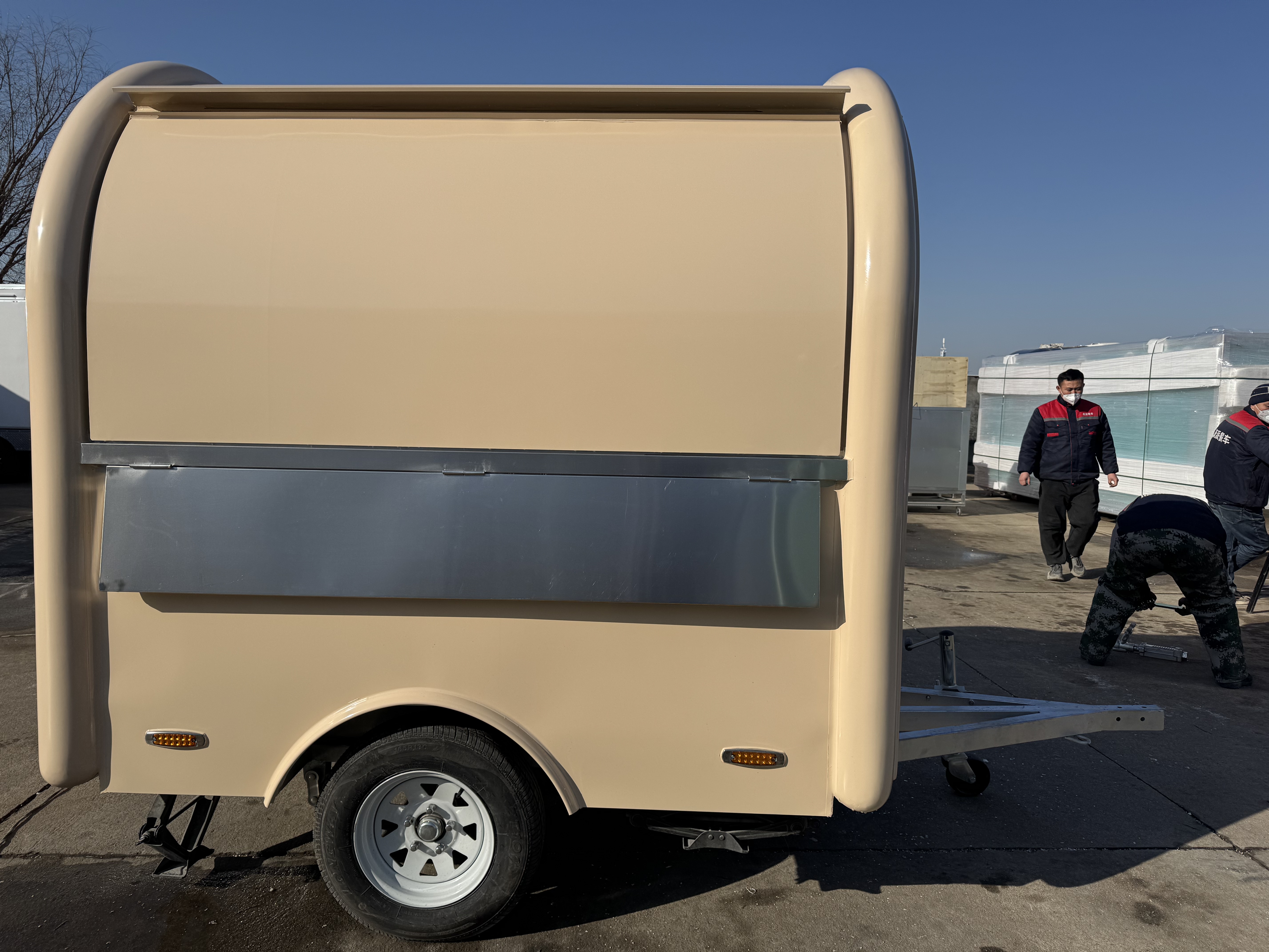 Cream-colored arc-shaped mobile food truck - a multi-functional mobile food truck for popular street food stalls