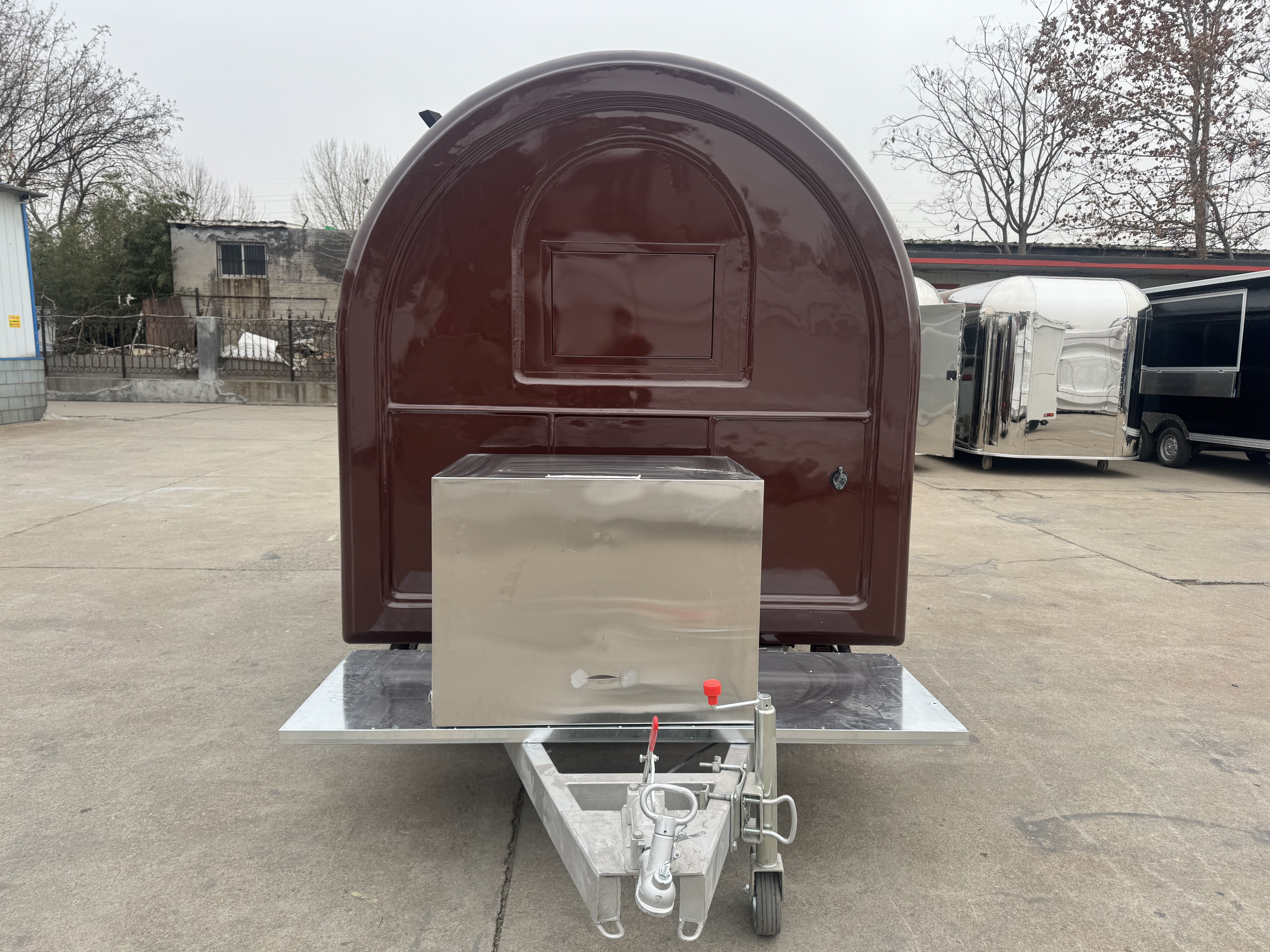 Retro wine red mobile food truck, a multi-functional mobile food sales trailer