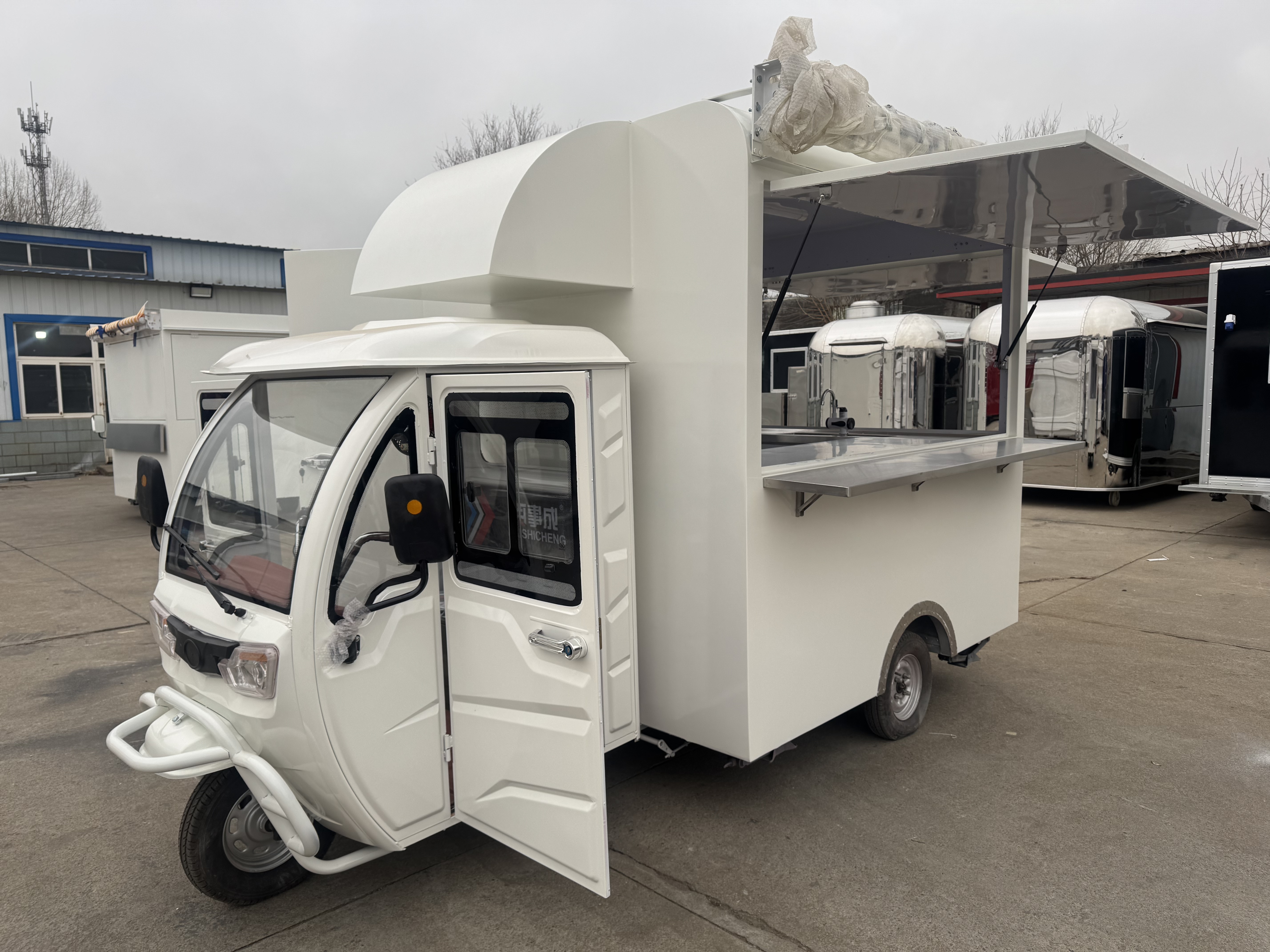 White electric three-wheeled mobile food truck, mobile snack and milk tea selling vehicle
