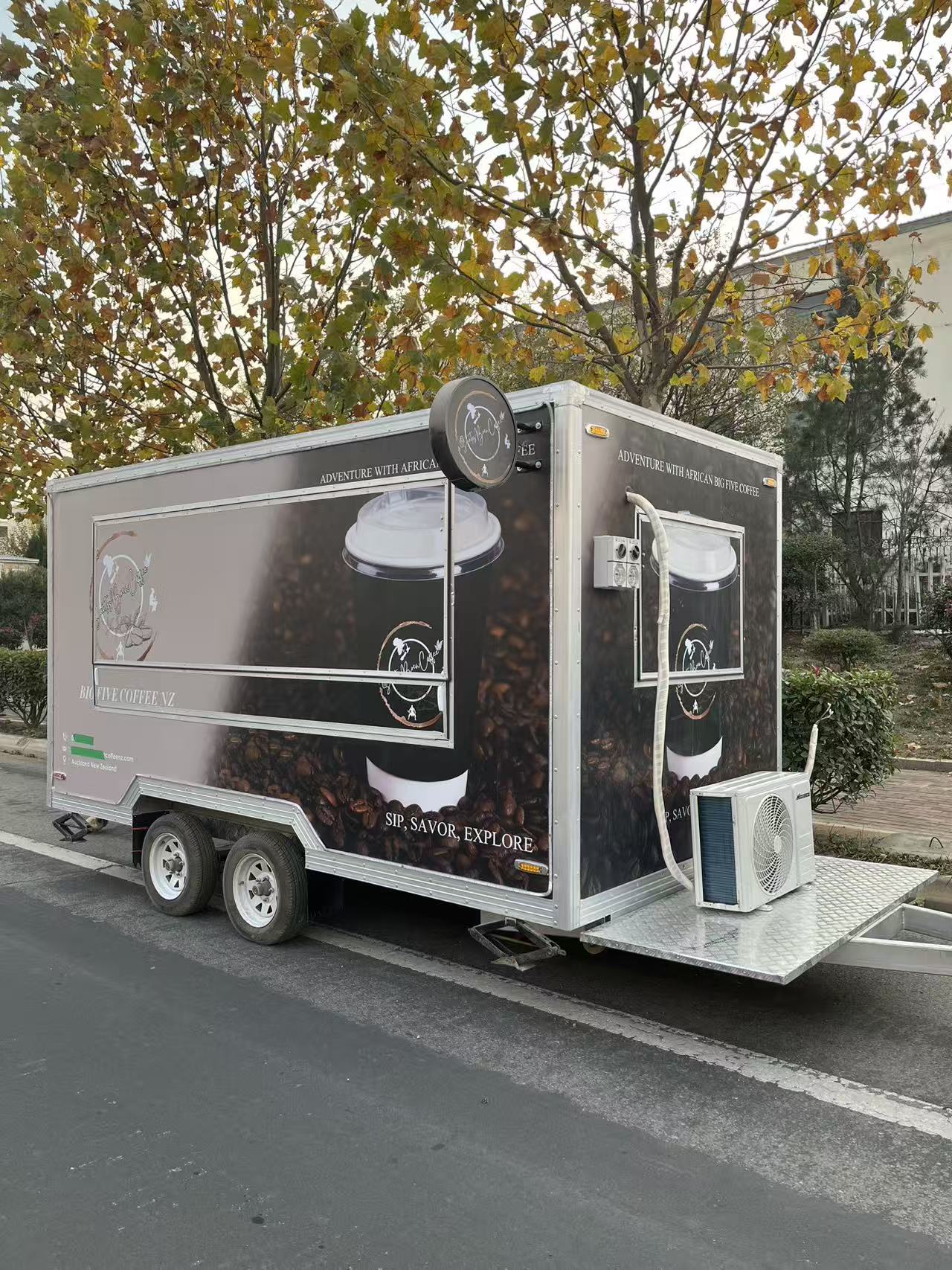 Commercial mobile coffee truck, multi-functional coffee sales trailer, mobile coffee truck, food truck and equipment integrated vehicle