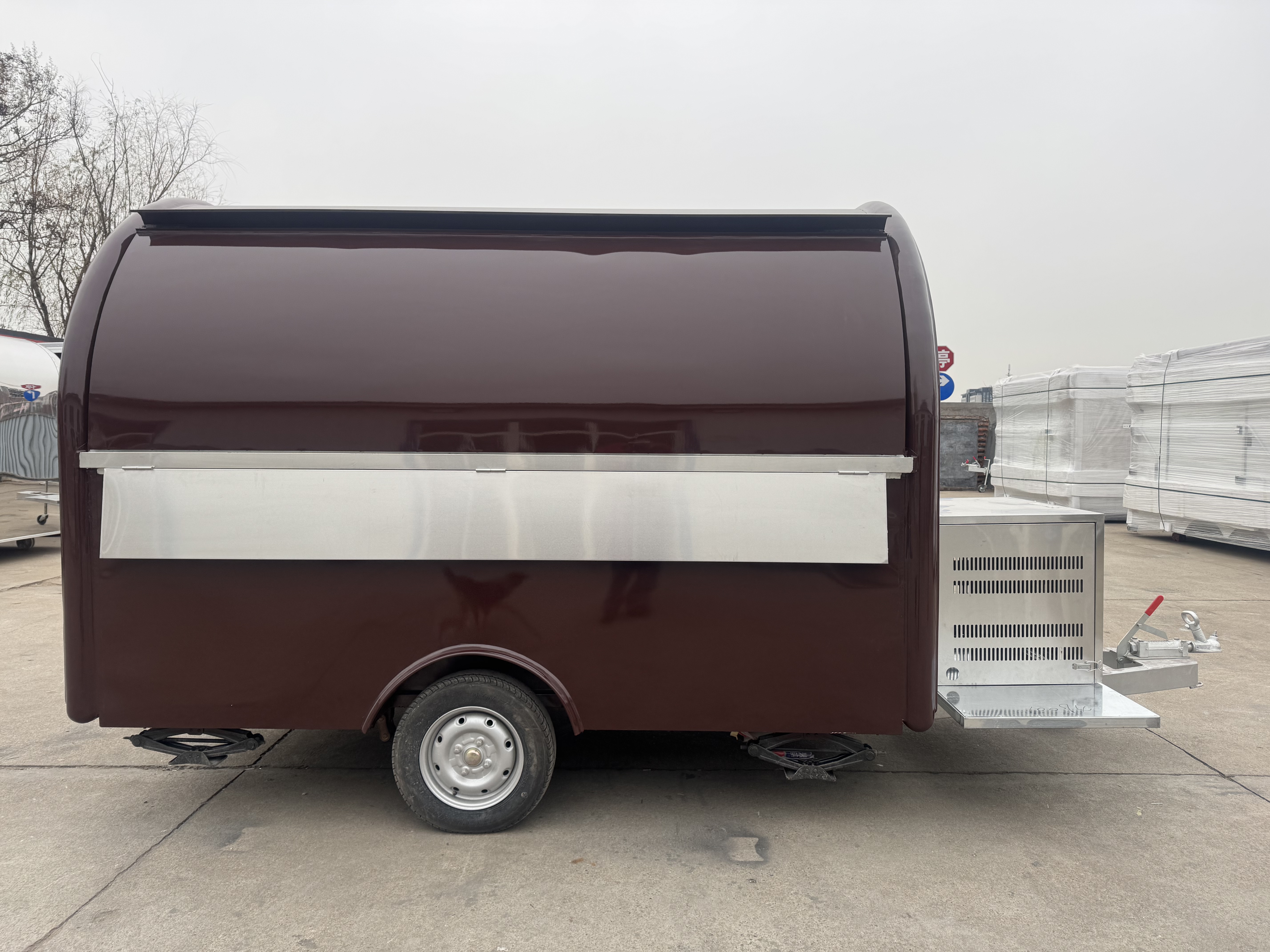Retro wine red mobile food truck, a multi-functional mobile food sales trailer