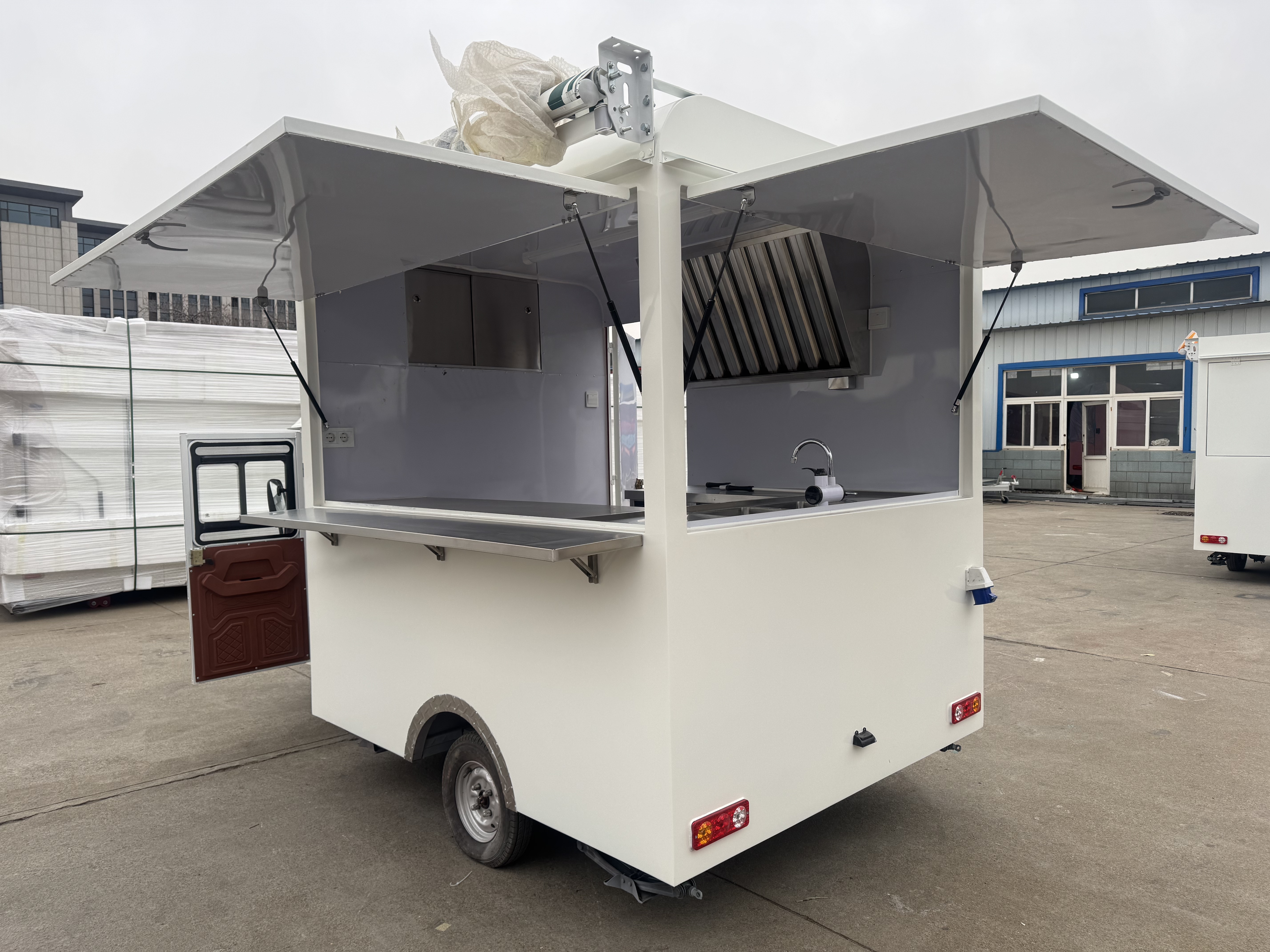 White electric three-wheeled mobile food truck, mobile snack and milk tea selling vehicle