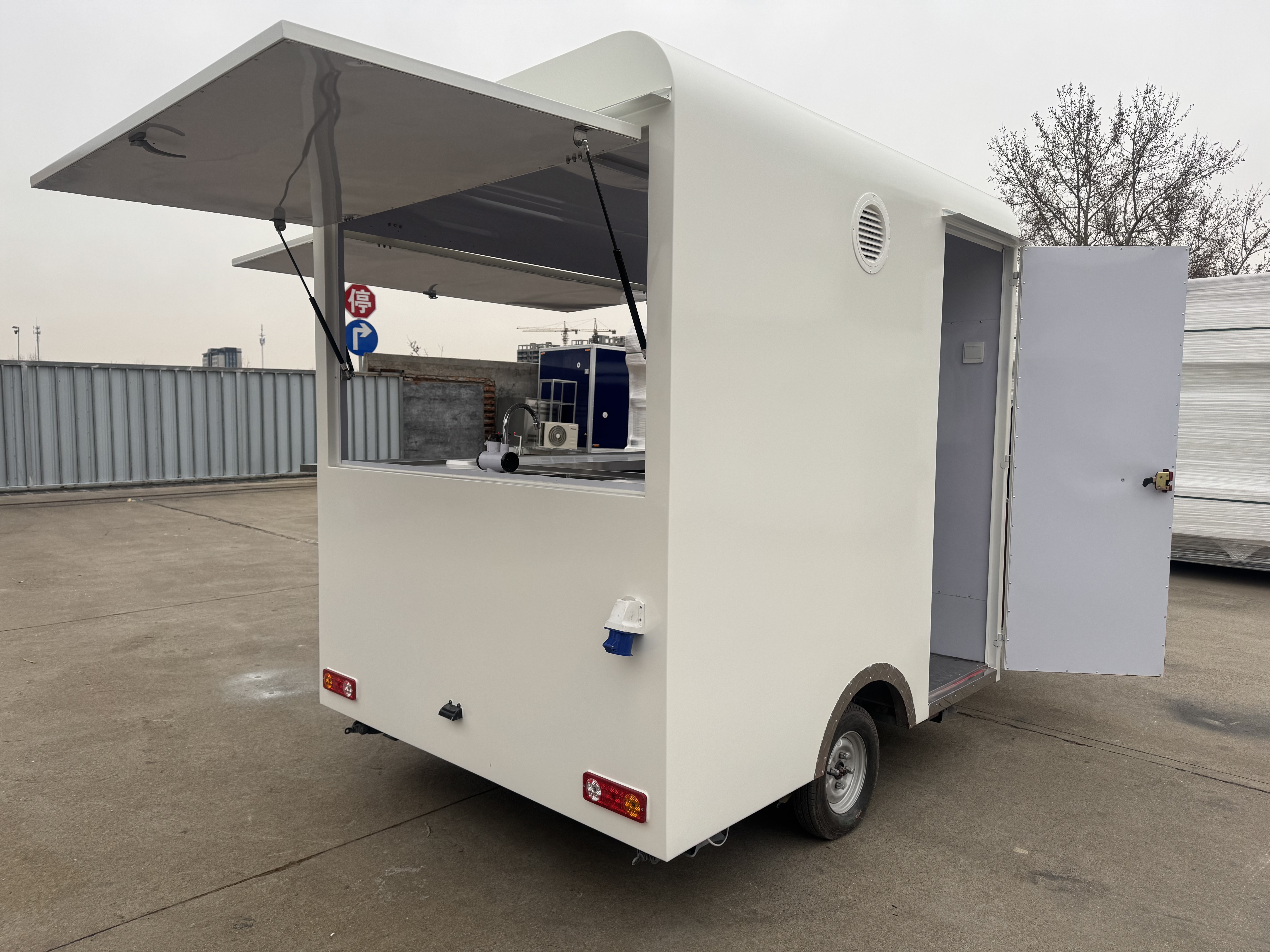 White electric three-wheeled mobile food truck, mobile snack and milk tea selling vehicle