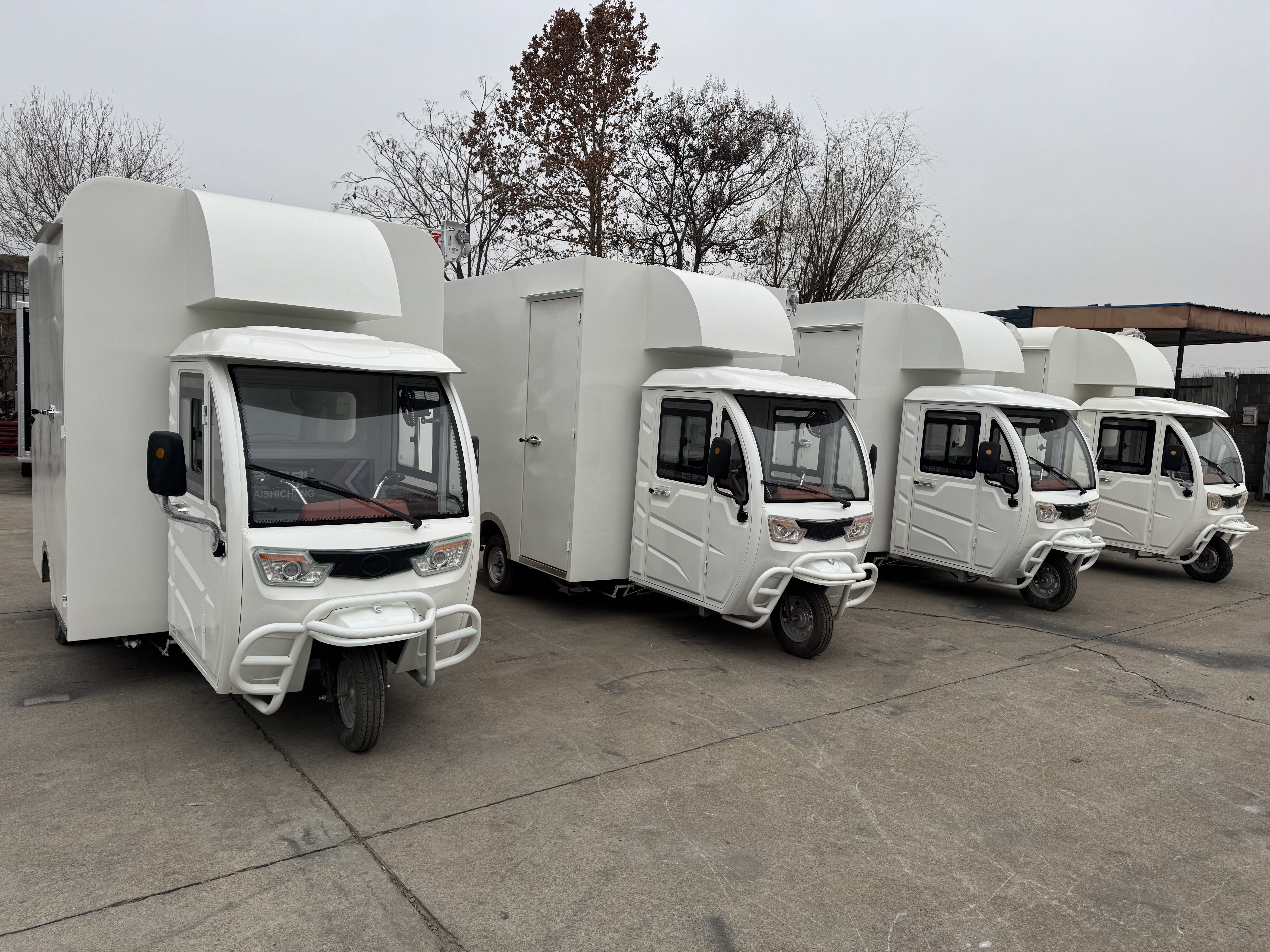 White electric three-wheeled mobile food truck, mobile snack and milk tea selling vehicle