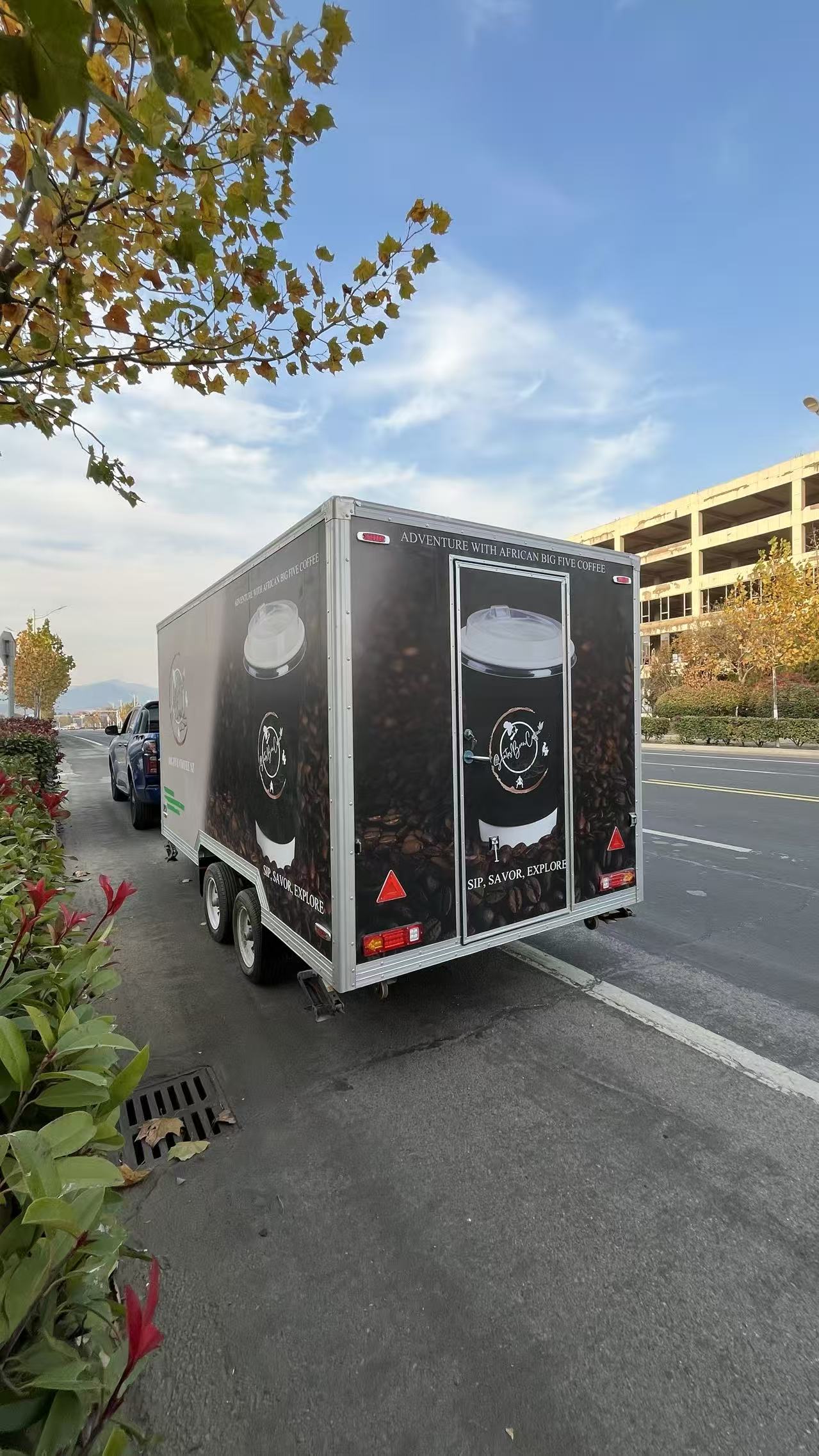 Commercial mobile coffee truck, multi-functional coffee sales trailer, mobile coffee truck, food truck and equipment integrated vehicle