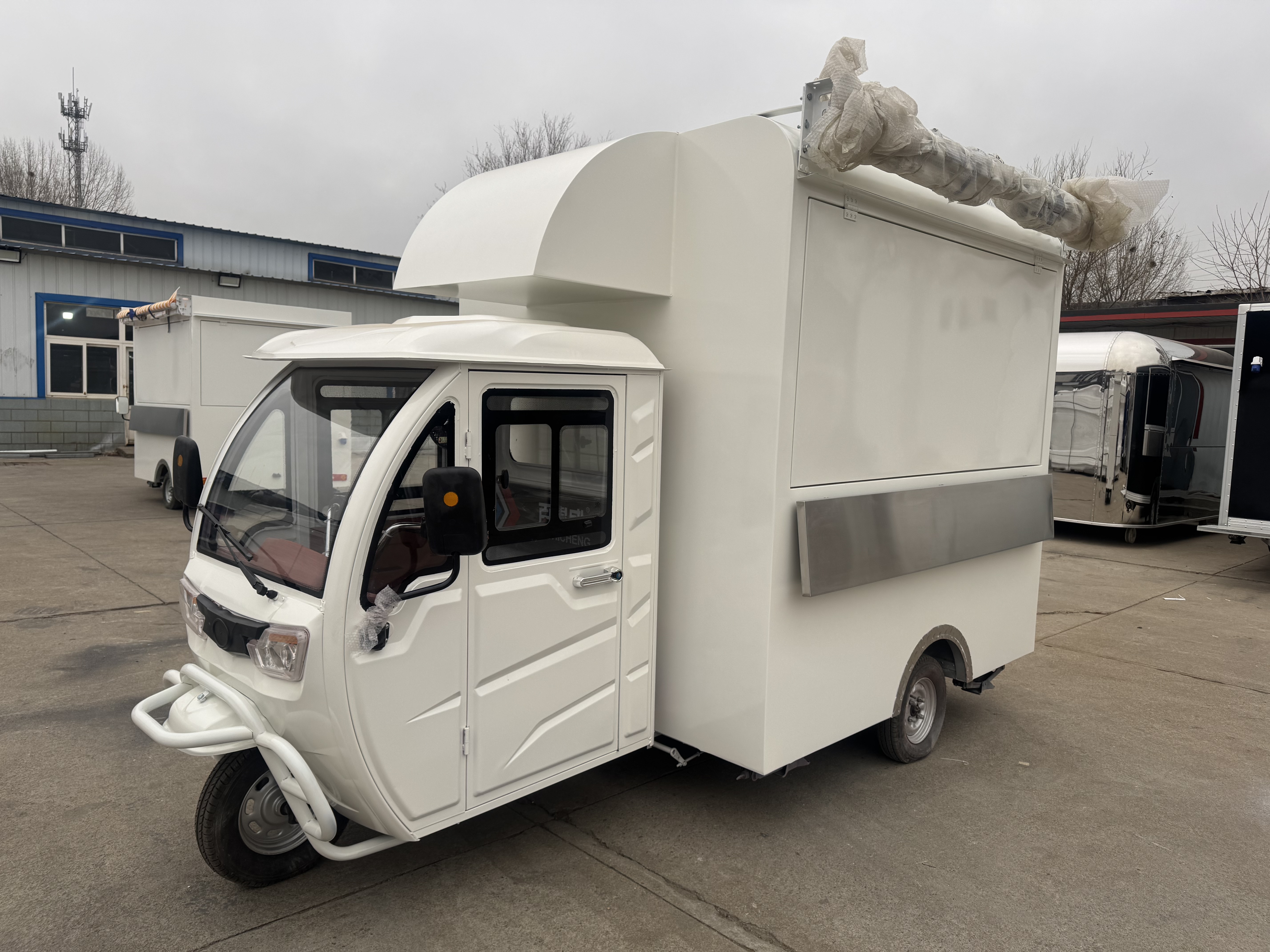 White electric three-wheeled mobile food truck, mobile snack and milk tea selling vehicle