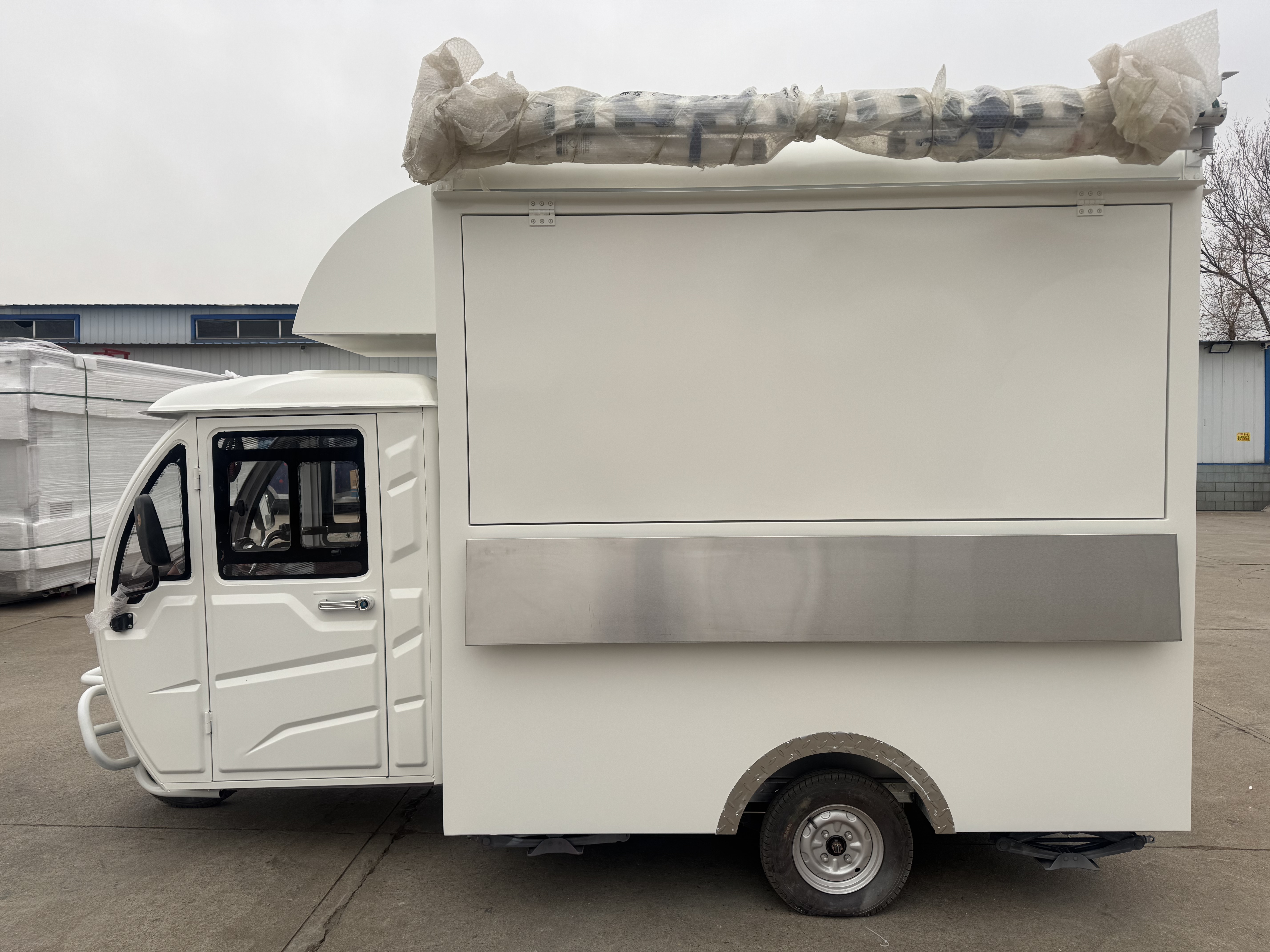 White electric three-wheeled mobile food truck, mobile snack and milk tea selling vehicle