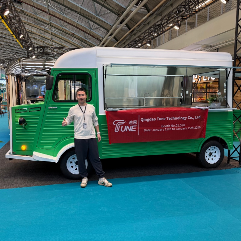 AB-FOODTRUCKS’ mirror-finish food trailer at the expo is unreal – this shine is next-level 🚚 #FoodTruckExpo